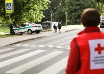 medike policijos automobilis pareigunas vaikai su mama