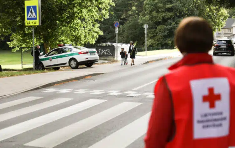 medike policijos automobilis pareigunas vaikai su mama