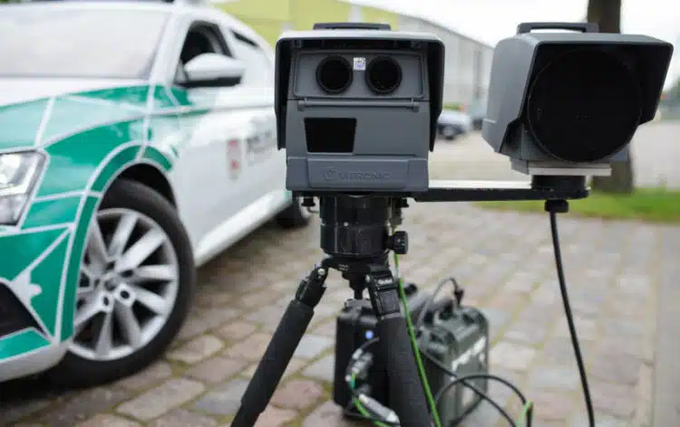 policijos tarnybinis automobilis trikojis greicio matuoklis