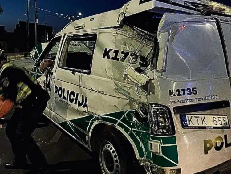 vw transporter eismo ivykis policija policijos tarnybinis automobilis