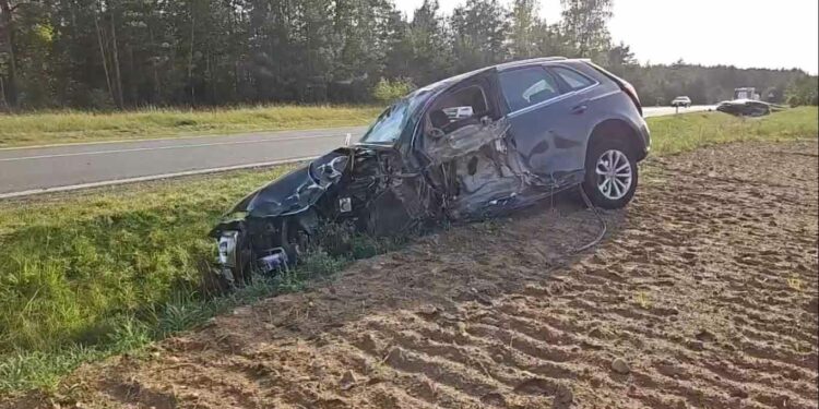 Avarija Trakų rajone: po susidūrimo „Audi“ ir „Toyota“ automobiliai nulekė nuo kelio, yra sužeistų