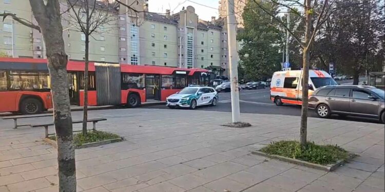 Avarija Vilniuje: Kalvarijų gatvėje autobusas susidūrė su automobiliu, yra sužeistų