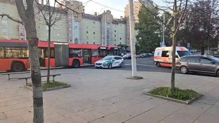 Avarija Vilniuje: Kalvarijų gatvėje autobusas susidūrė su automobiliu, yra sužeistų