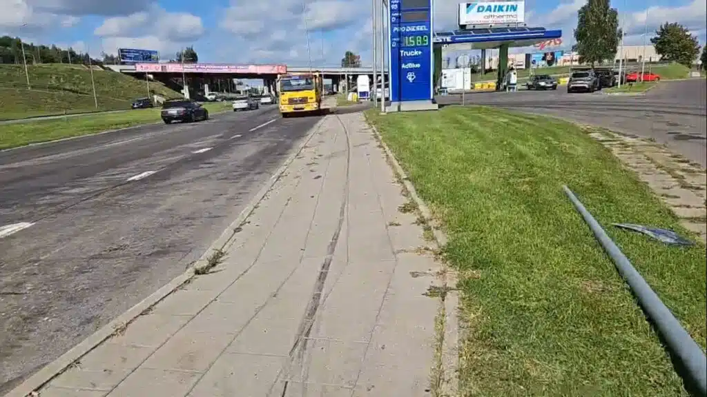 Avarija Vilniuje: neblaivus „Toyota“ vairuotojas rėžėsi į stulpą Geležinio Vilko gatvėje