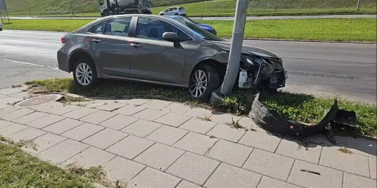 Avarija Vilniuje: neblaivus „Toyota“ vairuotojas rėžėsi į stulpą Geležinio Vilko gatvėje