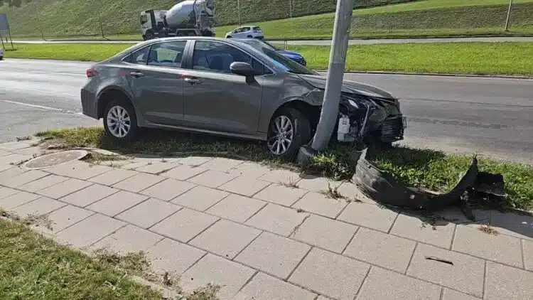 Avarija Vilniuje: neblaivus „Toyota“ vairuotojas rėžėsi į stulpą Geležinio Vilko gatvėje