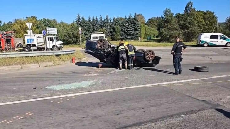 Avarija Vilniuje: susidūrė du „Toyota“ markės automobiliai, vienas iš jų apvirto