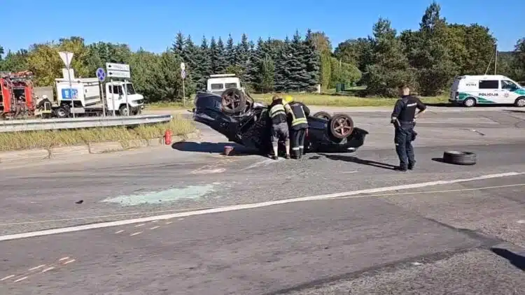 Avarija Vilniuje: susidūrė du „Toyota“ markės automobiliai, vienas iš jų apvirto