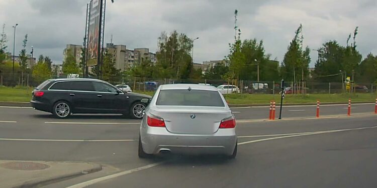 BMW vairuotojas nepaiso kelio ženklinimo