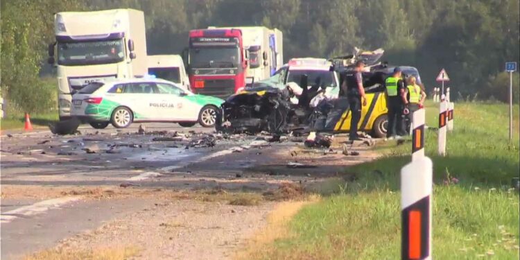 Tragiška avarija Molėtų rajone: per susidūrimą su vilkiku žuvo muitinės pareigūnas