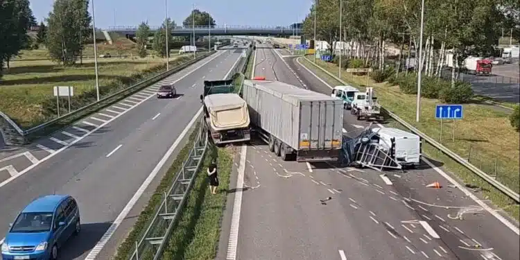 Tragiška avarija Vievyje: vilkikui atsitrenkus į kelininkų automobilį žuvo žmogus