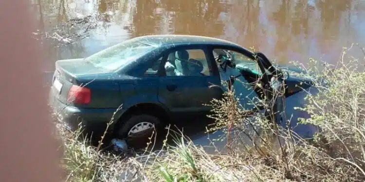 audi 80 eismo ivykis vandenyje upeje ezere