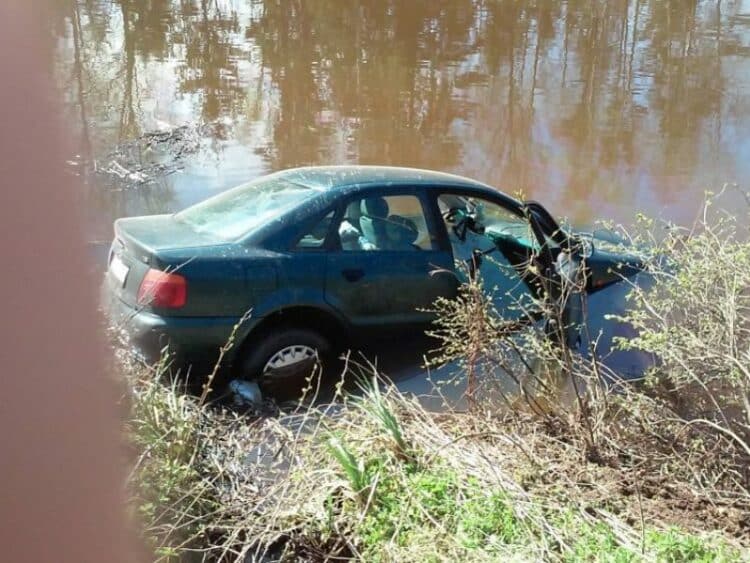 audi 80 eismo ivykis vandenyje upeje ezere