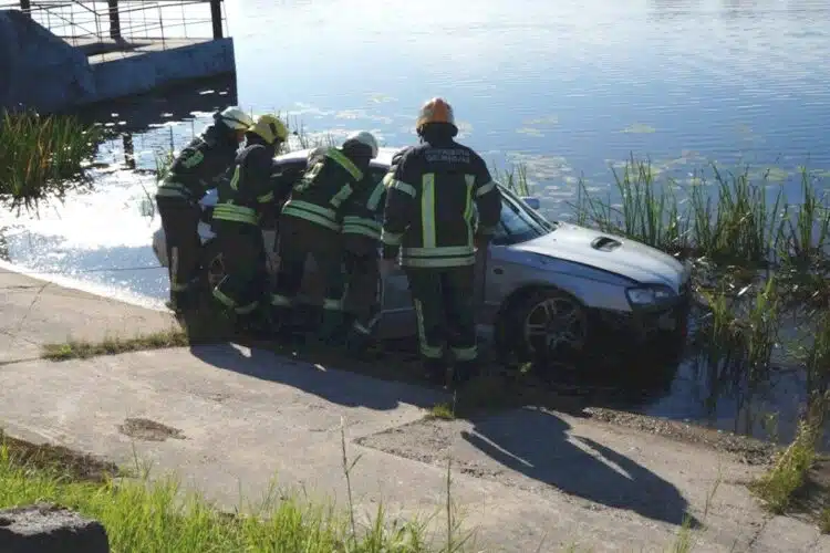 automobilis ezere upeje