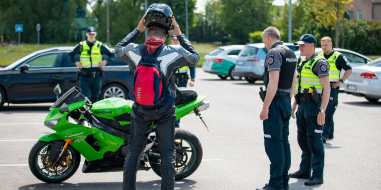 policijos pareigunai motociklas vairuotojas