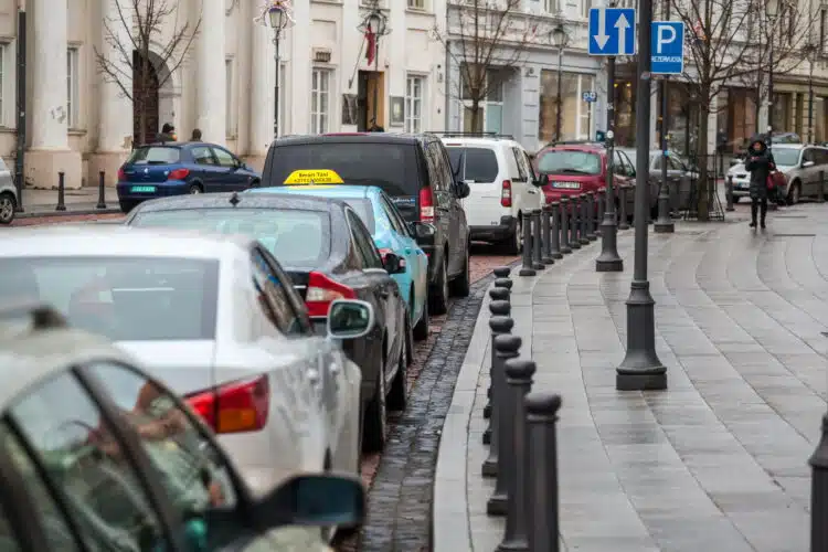 priparkuoti automobiliai vaziuojamojoje kelio dalyje