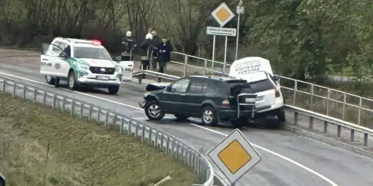 Avarija Naujajame Lentvaryje: stipriai susidūrė du automobiliai