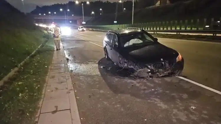 Avarija Vilniuje: Tūkstantmečio gatvėje girtas BMW vairuotojas bandė pralėkti tarp dviejų automobilių