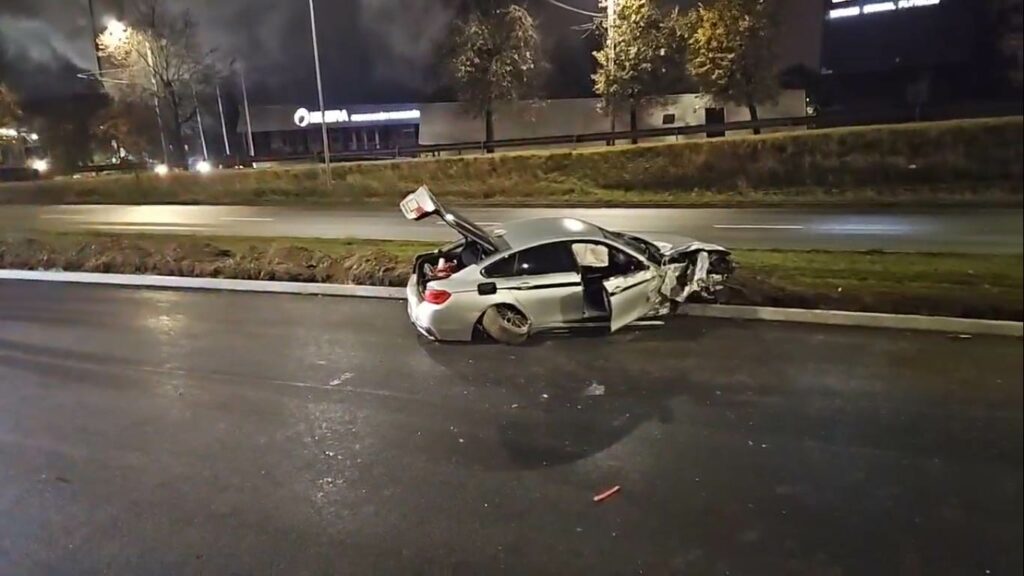 Avarija Vilniuje: girtas BMW vairuotojas Savanorių prospekte išlėkė į priešpriešą ir rėžėsi į „Seat“ automobilį