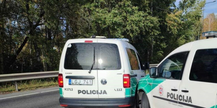 Kaune susidūrė du tarnybiniai policijos automobiliai „VW Caddy“