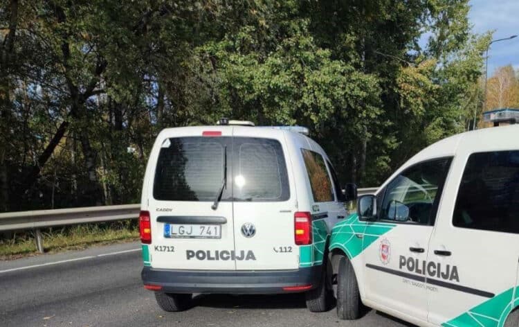 Kaune susidūrė du tarnybiniai policijos automobiliai „VW Caddy“