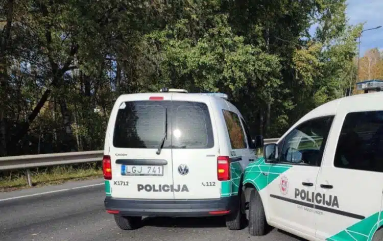 Kaune susidūrė du tarnybiniai policijos automobiliai „VW Caddy“