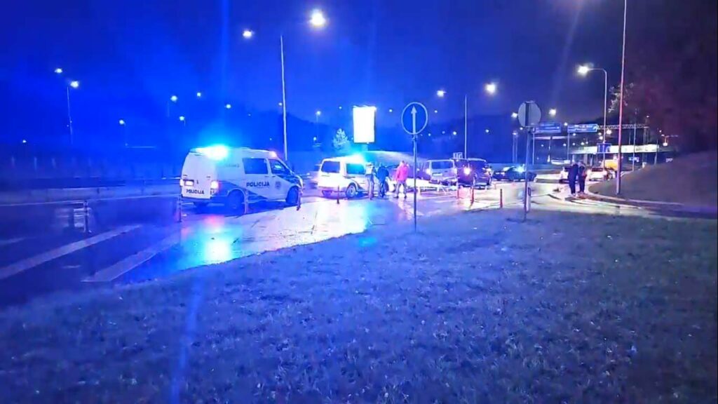 Masinė avarija Vilniuje: Oslo gatvėje susidūrė 5 automobiliai, nukentėjo žmogus
