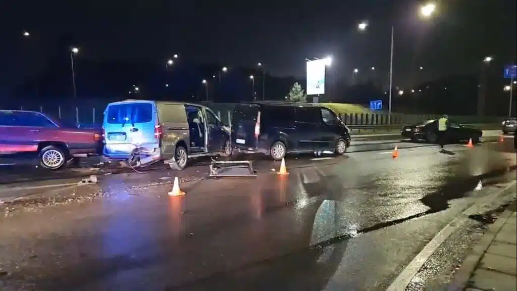 Masinė avarija Vilniuje: Oslo gatvėje susidūrė 5 automobiliai, nukentėjo žmogus