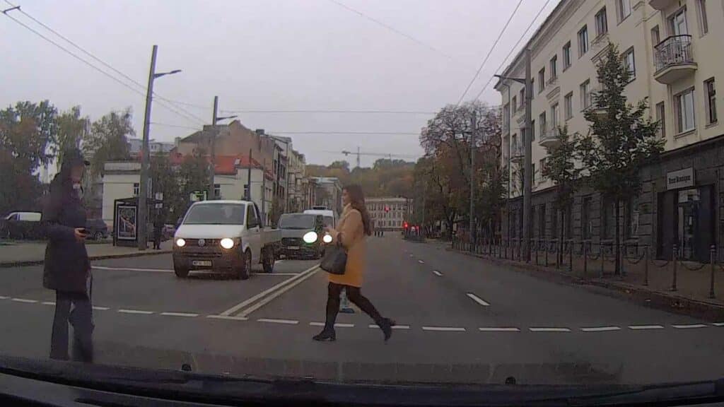 Nemirtingi pėstieji nereaguoja į atvažiuojantį ir garsinį signalą naudojantį automobilio vairuotoją