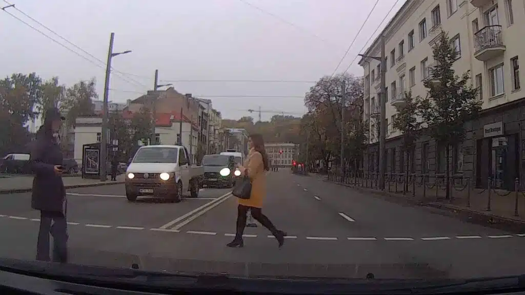 Nemirtingi pėstieji nereaguoja į atvažiuojantį ir garsinį signalą naudojantį automobilio vairuotoją