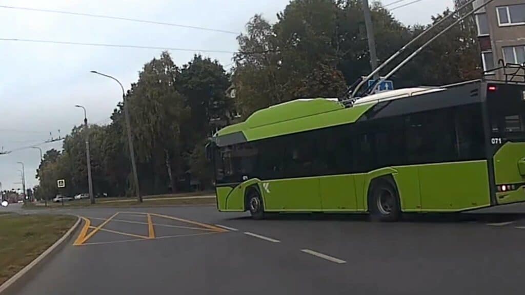 Troleibusas uzkirto kelia automobilio vairuotojui