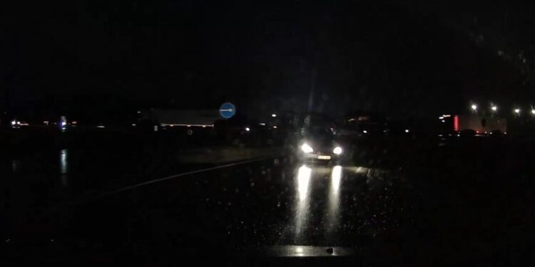Vairuotojas vos išvengė kaktomušos su „išskridusiu“ iš A5 kelio, Kaune automobiliu