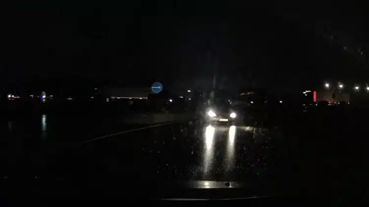 Vairuotojas vos išvengė kaktomušos su „išskridusiu“ iš A5 kelio, Kaune automobiliu