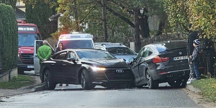 Vilniuje vidury kelio važiavęs „Audi“ vairuotojas rėžėsi į BMW