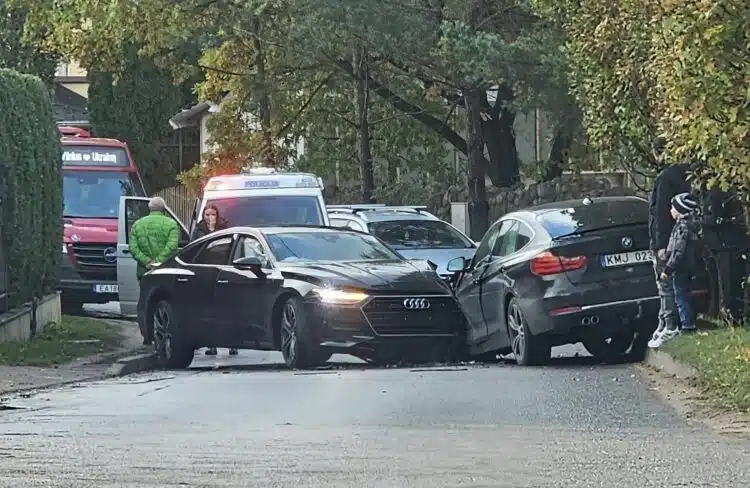 Vilniuje vidury kelio važiavęs „Audi“ vairuotojas rėžėsi į BMW