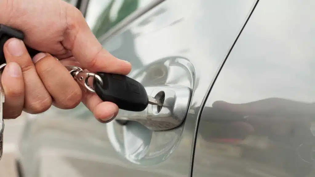 automobilio-atrakinimas-be-raktų