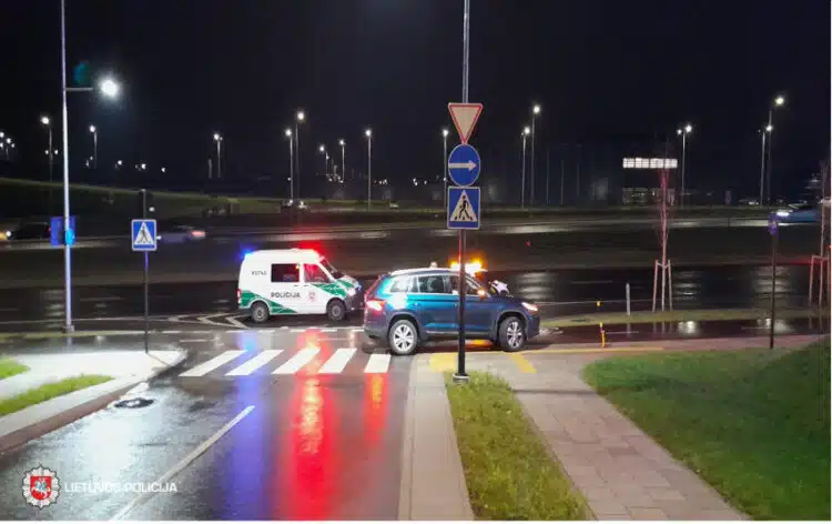 eismo ivykis policija tarnybinis policijos automobilis
