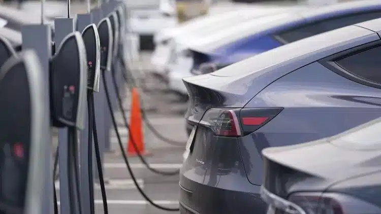 ikraunami tesla elektromobiliai ikrovimo stoteles