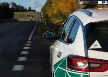 kelias policijos tarnybinis automobilis
