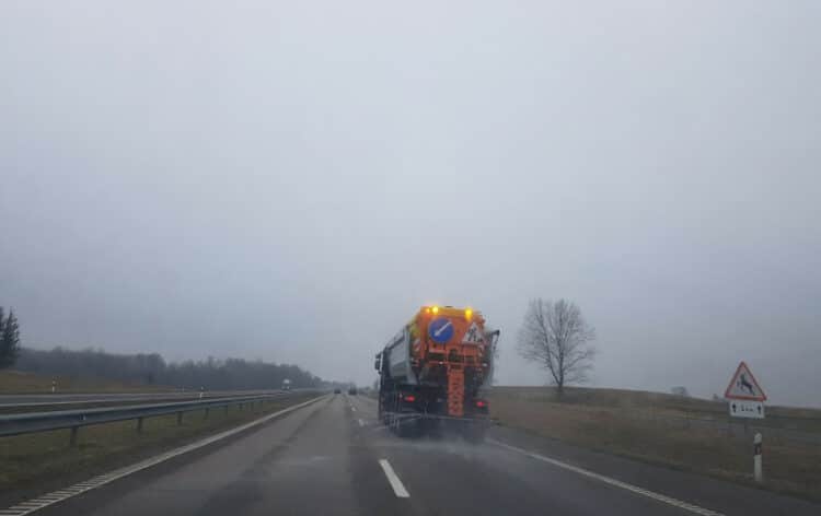 keliu prieziura kelio valytuvas technika pila druska ant kelio
