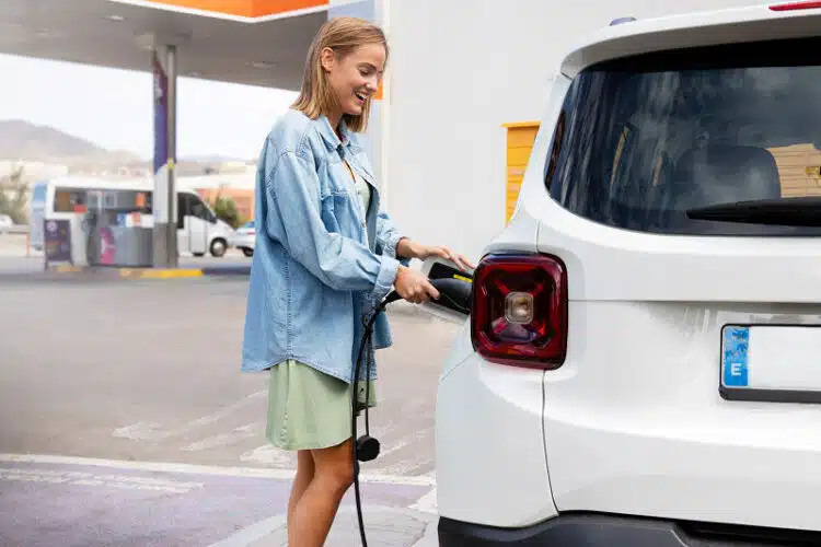 moteris-elektromobilis-hibridinio-automobilio-ikrovimas