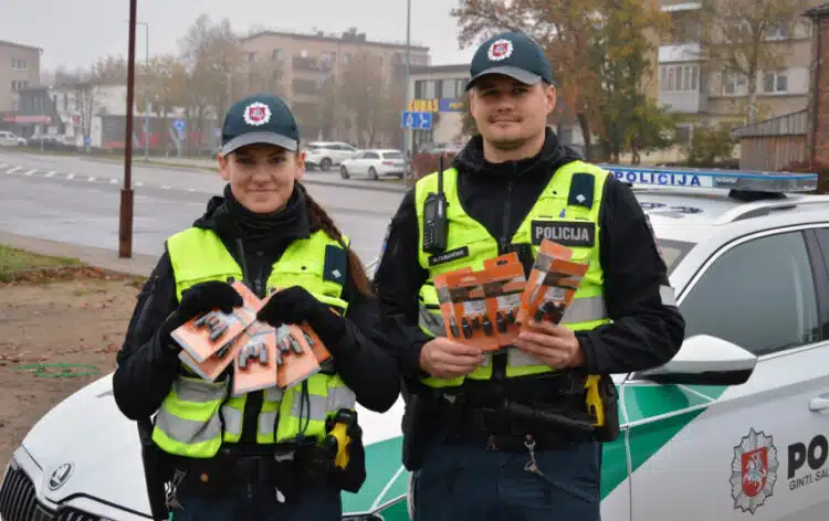 policijos pareigunai svilpukai prevencine priemone demesys i kelia roadpol