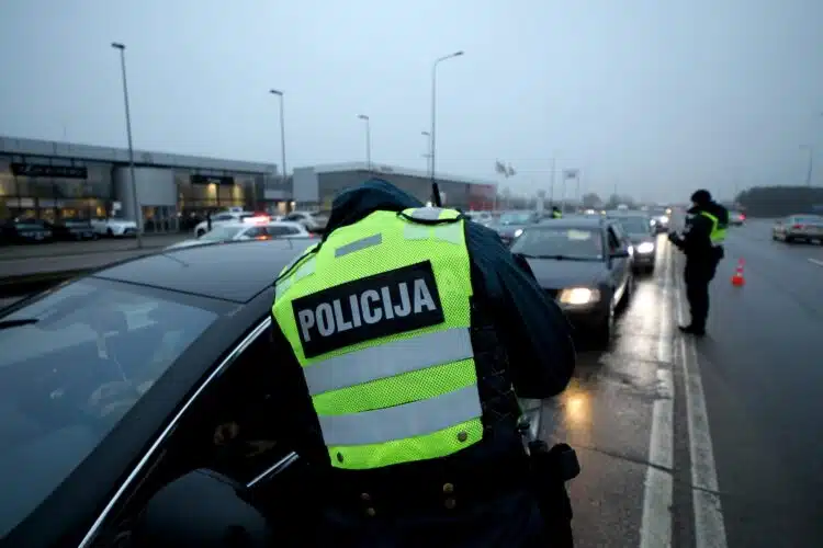 reidas policijos pareigunai patikra