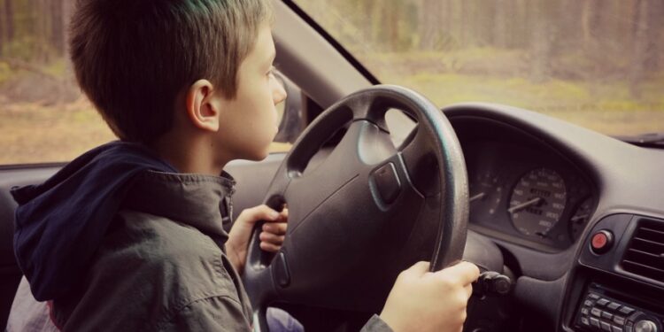 vaikas vairuoja automobili