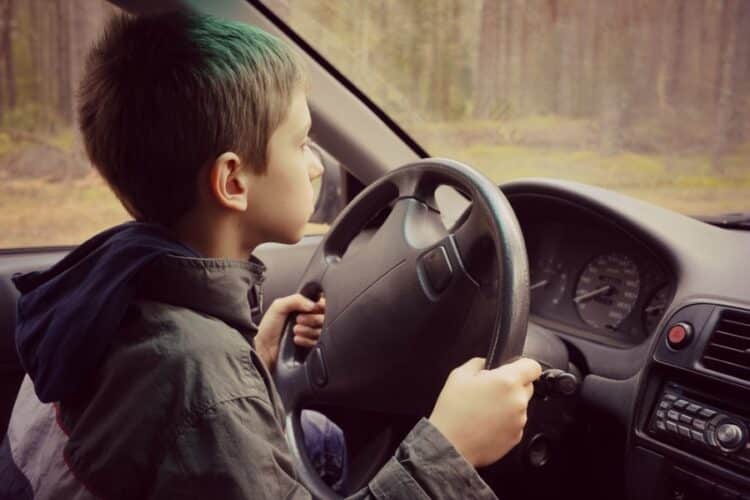 vaikas vairuoja automobili