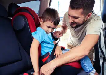 vaiku vezimas automobilyje
