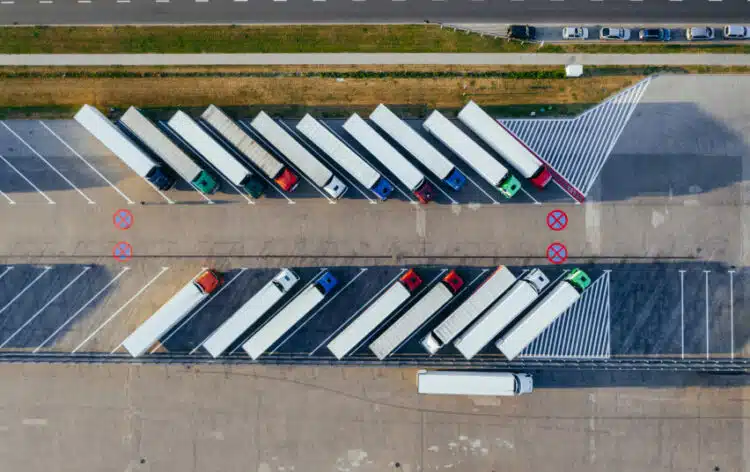 vilkikai automobiliu aikstele