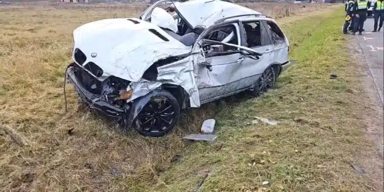 Avarija Vilniaus rajone: apvirtusiame „BMW X5“ prispaustas žmogus