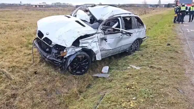 Avarija Vilniaus rajone: apvirtusiame „BMW X5“ prispaustas žmogus