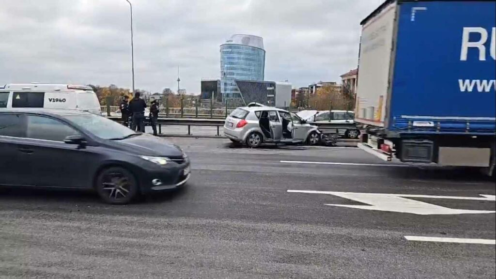 Avarija Vilniuje: Geležinio Vilko gatvėje pavojingai manevravęs neblaivus „KIA“ vairuotojas rėžėsi į „Toyota Prius“